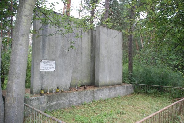 Lisów - gm. Chmielnik - Pomnik w miejscu masowych straceń 1939-1945