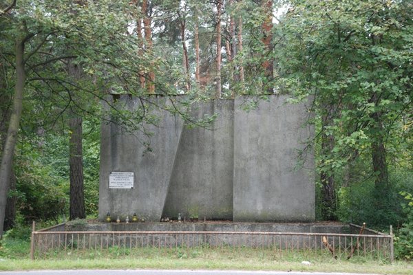 Pomnik w miejscu masowych straceń 1939-1945 - Fot. Agnieszka Markiton