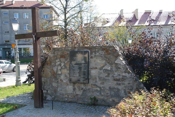 Kielce - PIac św. Wojciecha - Pomnik ofiar egzekucji 18 listopada 1943 r.