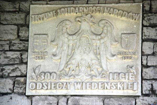 Stopnica - Tablica pamiątkowa przy kościele Piotra i PawłaFot. M. Kaczmarek
