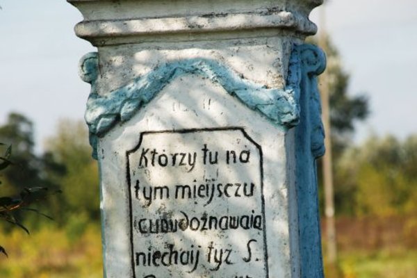 Nowy Korczyn - Napis na postumencie kapliczki św. KingiFot. Mariusz Lis