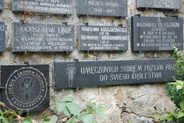 Symboliczny pomnik poświęcony Polakom zsyłanym i wywożonym na Syberię - Fot. Agnieszka Markiton