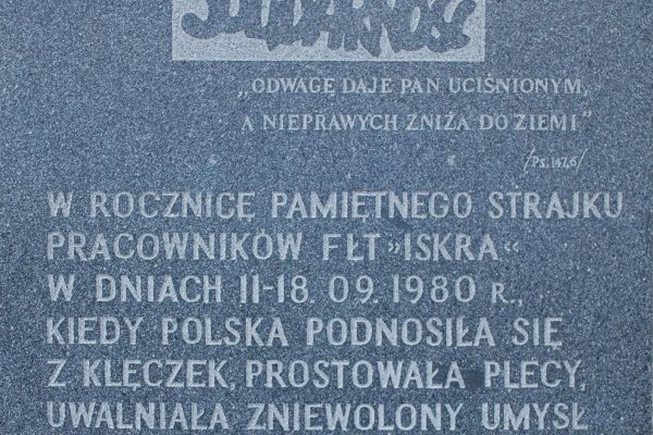 Kielce - ul. Mielczarskiego 53 - Tablica upamiętniająca strajk pracowników FŁT „Iskra”
