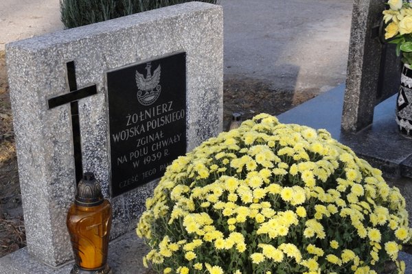 Bejsce - Cmentarz katolicki - Mogiła żołnierza Wojska Polskiego