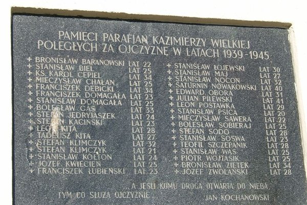 Kazimierza Wielka - ul. Sienkiewicza 3 - Tablica pamiątkowa ofiar II wojny światowej