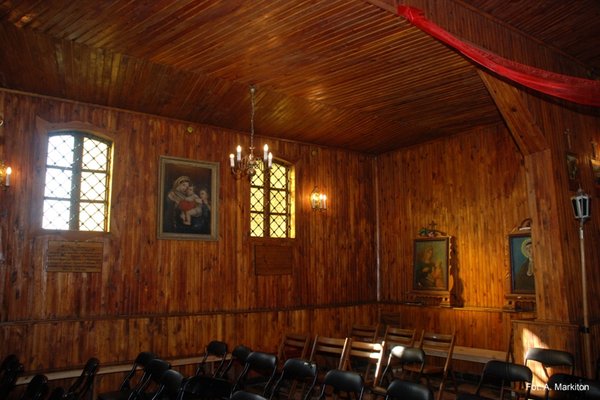 Kościół pw. Matki Boskiej Częstochowskiej - Ściany pokryte boazerią