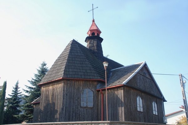 Kaplica pw. Matki Boskiej Częstochowskiej - Dach dwupołaciowy, zakończony nad prezbiterium trzema połaciami