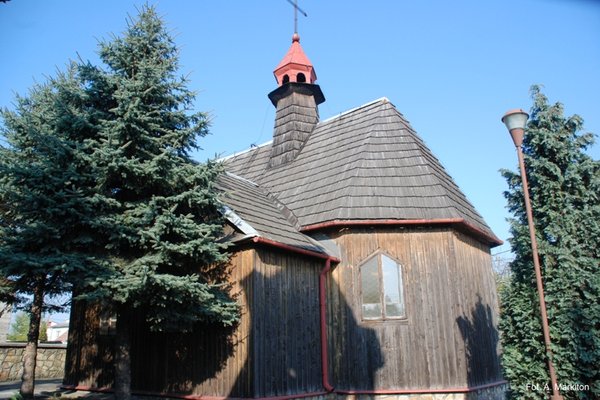 Kaplica pw. Matki Boskiej Częstochowskiej - Niewyodrębnione trójbocznie zamknięte prezbiterium 
