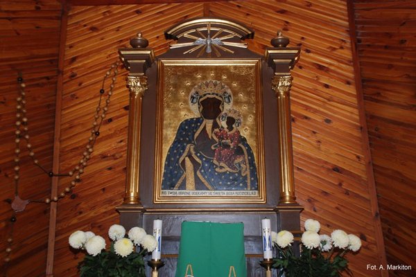Kaplica pw. Matki Boskiej Częstochowskiej - Obraz Matki Boskiej Częstochowskiej w ołtarzu głównym