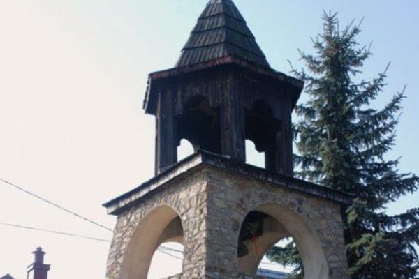 Kaplica pw. Matki Boskiej Częstochowskiej - Murowana dzwonnica wybudowana w 1990 r.