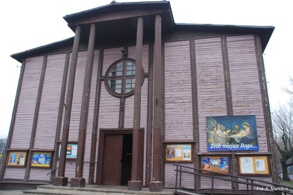 Kościół parafialny pw. Niepokalanego Serca NMP - Portyk wsparty na czterech słupach