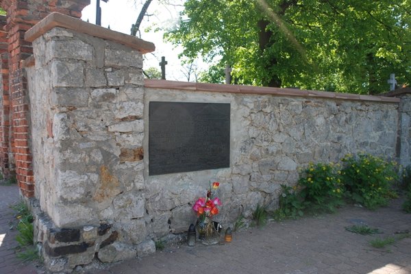 Kielce - ul. Spokojna - Cmentarz Nowy - Tablica poświęcona ofiarom bombardowań niemieckich we wrześniu 1939 r.