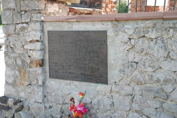 Tablica poświęcona ofiarom bombardowań niemieckich we wrześniu 1939 r.  - Fot. Agnieszka Markiton
