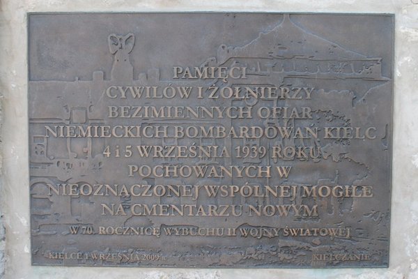 Tablica poświęcona ofiarom bombardowań niemieckich we wrześniu 1939 r.  - Fot. Agnieszka Markiton