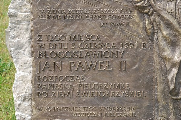 Tablica upamiętniająca wizytę Jana Pawła II w Kielcach - Fot. Agnieszka Markiton