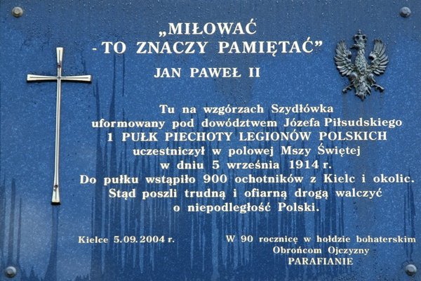 Tablica upamiętniająca mszę polową legionistów w 1914 r. - Fot. Agnieszka Markiton