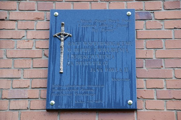 Tablica upamiętniająca pontyfikat Ojca Świętego Jana Pawła II - Fot. Agnieszka Markiton