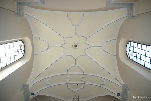 Kościół św. Trójcy - Sklepienie kolebkowe z lunetami w nawie głównej 