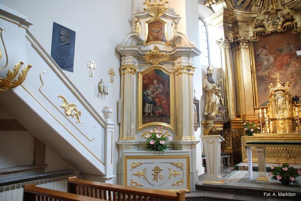 Kościół św. Trójcy - Rokokowy ołtarz boczny