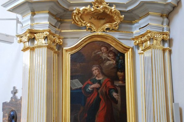 Kościół św. Trójcy - Obraz w ołtarzu bocznym przedstawiając św. Annę