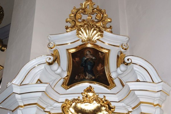 Kościół św. Trójcy - Detale rokokowe zdobiące ołtarz boczny