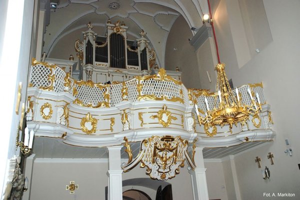 Kościół św. Trójcy - Prospekt organowy z rokokową dekoracją