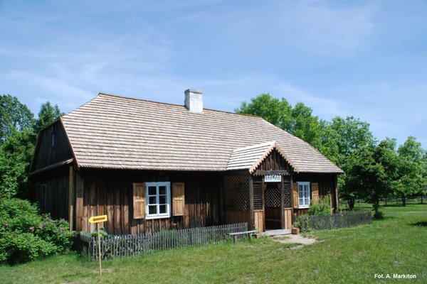 Dom organisty z Bielin - Wieńcowe ściany i naczółkowy, gontowy dach