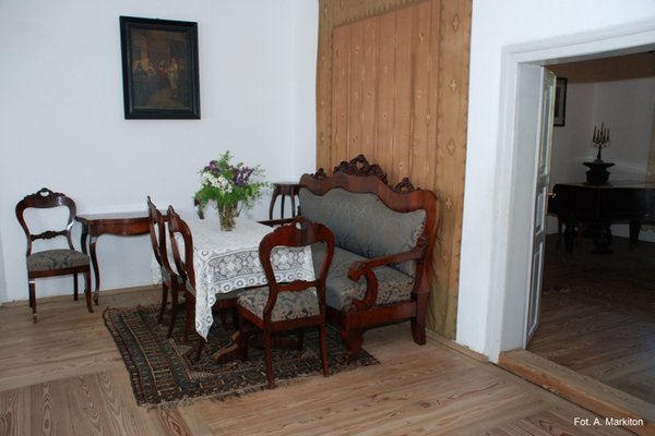 Dwór drobnoszlachecki z Suchedniowa - Meble w stylu Ludwika Filipa w salonie