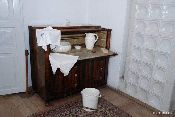 Dwór drobnoszlachecki z Suchedniowa - Toaletka w sypialni 