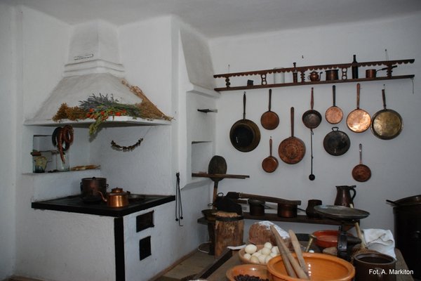 Dwór drobnoszlachecki z Suchedniowa - Trzon kuchenny z płytą żeliwną