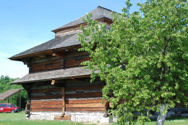 Spichlerz zbożowy z Złotej Pińczowskiej - Łamany dach krakowski pokryty gontem