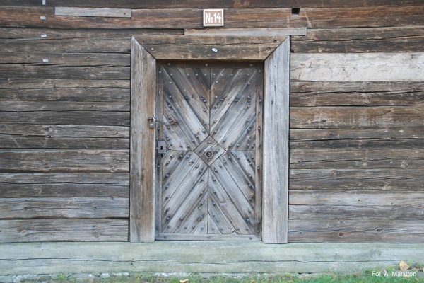 Stodoła z Suchedniowa - Ozdobne drzwi do spichlerzyka