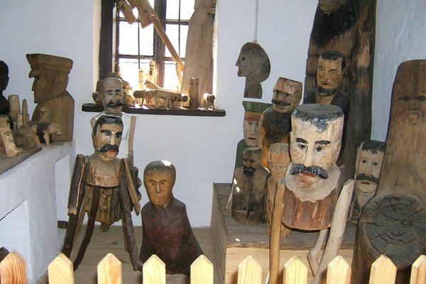 Zagroda z Bukowskiej Woli - Wystawa rzeźb w mniejszej izbie