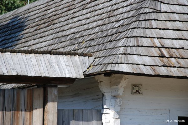 Chałupa z Daleszyc - Gontowy daszek dołączony do dachu domu