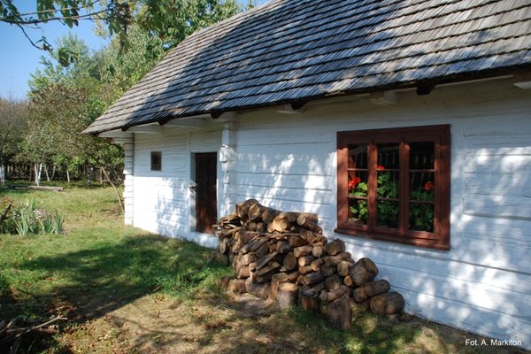 Chałupa z Daleszyc - Trzyspadowy dach poszyty gontem