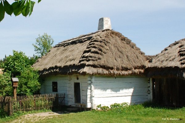 Zagroda z Radkowic - Czterospadowy dach ze schodkowymi narożami