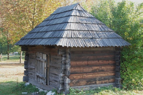 Kurnik z Bielin - Obiekt pokryty gontowym dachem