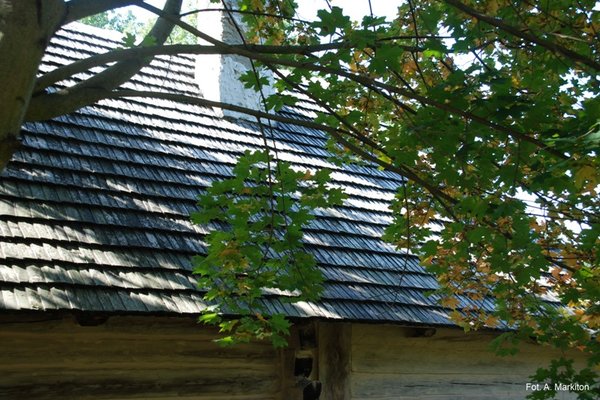 Zagroda z Bielin - Czterospadowy dach pokryty gontem