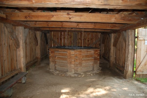 Studnia dworska z Gór Pińczowskich  - Czworoboczne pomieszczenie ze studnią