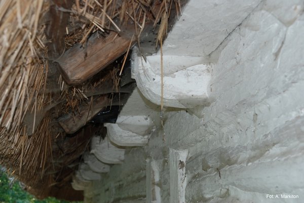 Chałupa z Chrobrza - Ociosane od dołu i sfazowane końcówki belek stropowych 