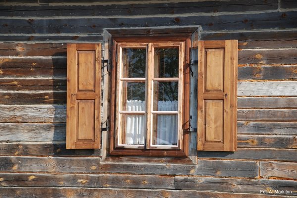 Plebania z Goźlic - Sześciopolowe okna z okiennicami