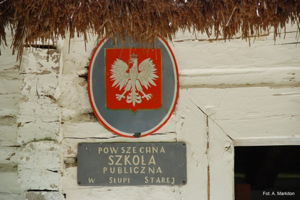 Chałupa ze Starej Słupi - Godło państwowe i tabliczka z nazwą szkoły