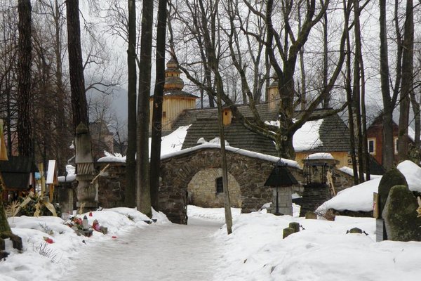 W sąsiedztwie cmentarza znajduje się najstarszy drewniany kościół w Zakopanem - Fot. Edyta Ruszkowska