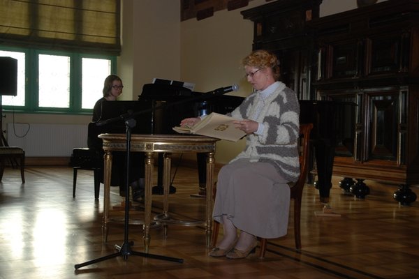 Narodowe czytanie  - Iwona Gądek, adiunkt Zakładu Literatury Staropolskiej, Oświecenia i Romantyzmu UJK
Fot. A. Markiton