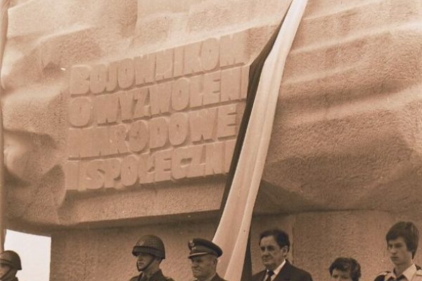 Odsłonięcie pomnika bojowników o wyzwolenie narodowe i społeczne -  Fot. z archiwum WDK