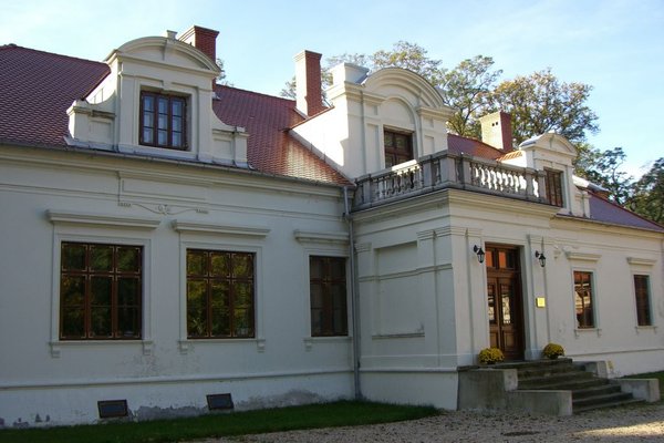 Dom i Biblioteka Sichowska  - Dwór należący do kolejnych polskich rodzin arystokratycznych. Fot. Edyta Ruszkowska