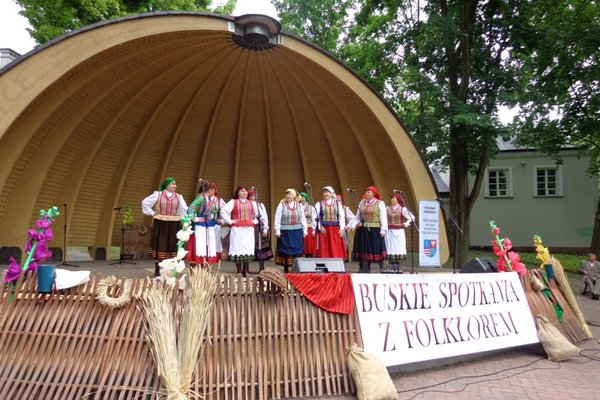 XXXVII Buskie Spotkania z Folklorem - koncert laureatów - Zespół Śpiewaczy Echo Łysicy - nagroda im. Haliny Szelestowej dla najlepszego zespołu śpiewaczegoFot. DDK