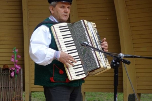 XXXVII Buskie Spotkania z Folklorem - koncert laureatów - Henryk Cacek - III miejsce w kategorii solistów-instrumentalistówFot. DDK