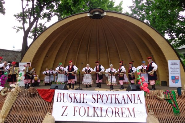 XXXVII Buskie Spotkania z Folklorem - koncert laureatów - Zespół Pieśni i Tańca WiśliczanieFot. DDK
