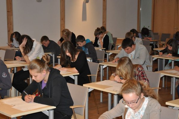 Konkurs Wiedzy o Ziemi  - Finaliści konkursu w trakcie pisania testu. Źródło: Geopark Kielce
